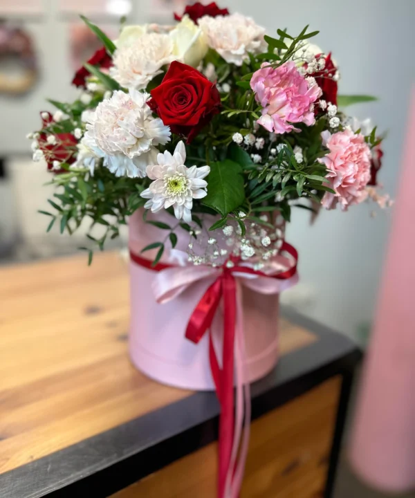 Flowerbox z różami i goździkami