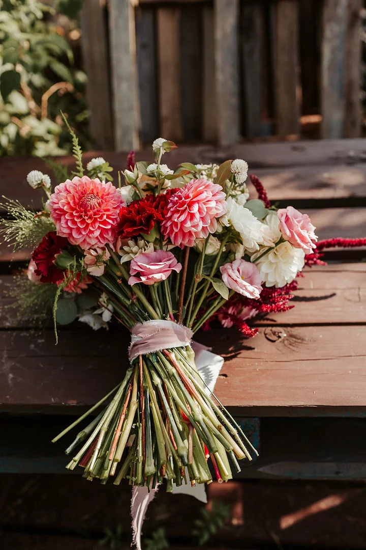 Bukiet ślubny dalie i róże