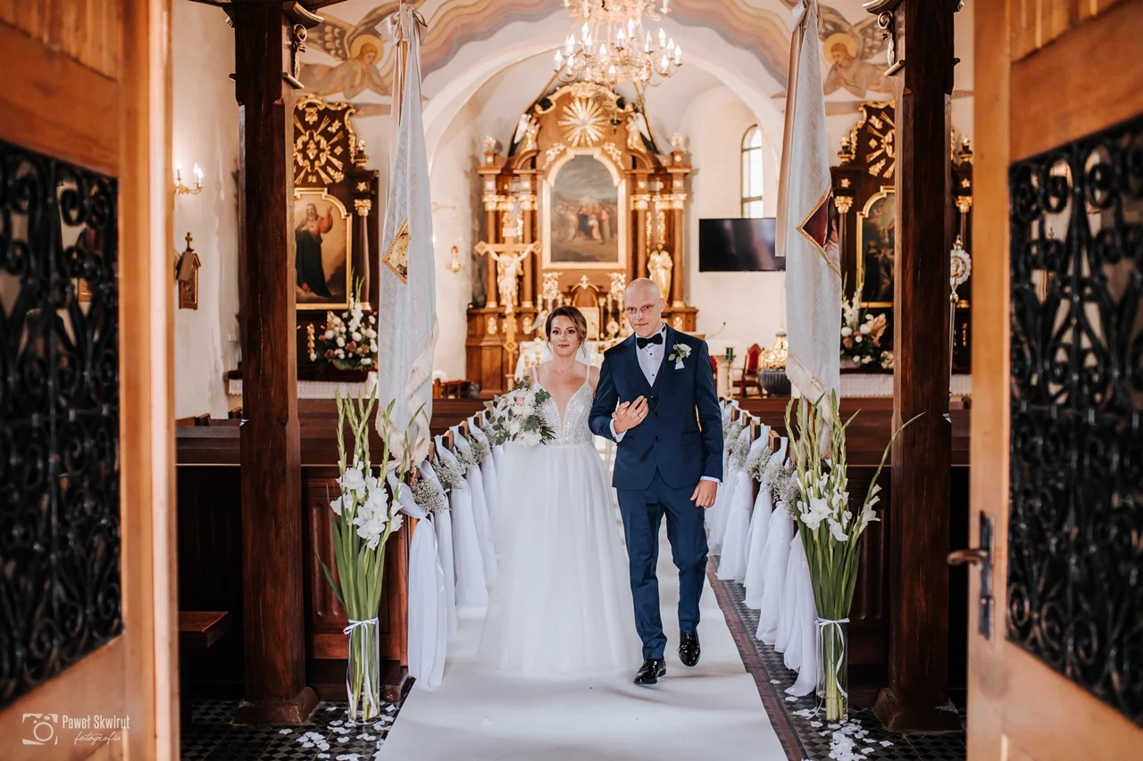 Dekoracja ławek w kościele