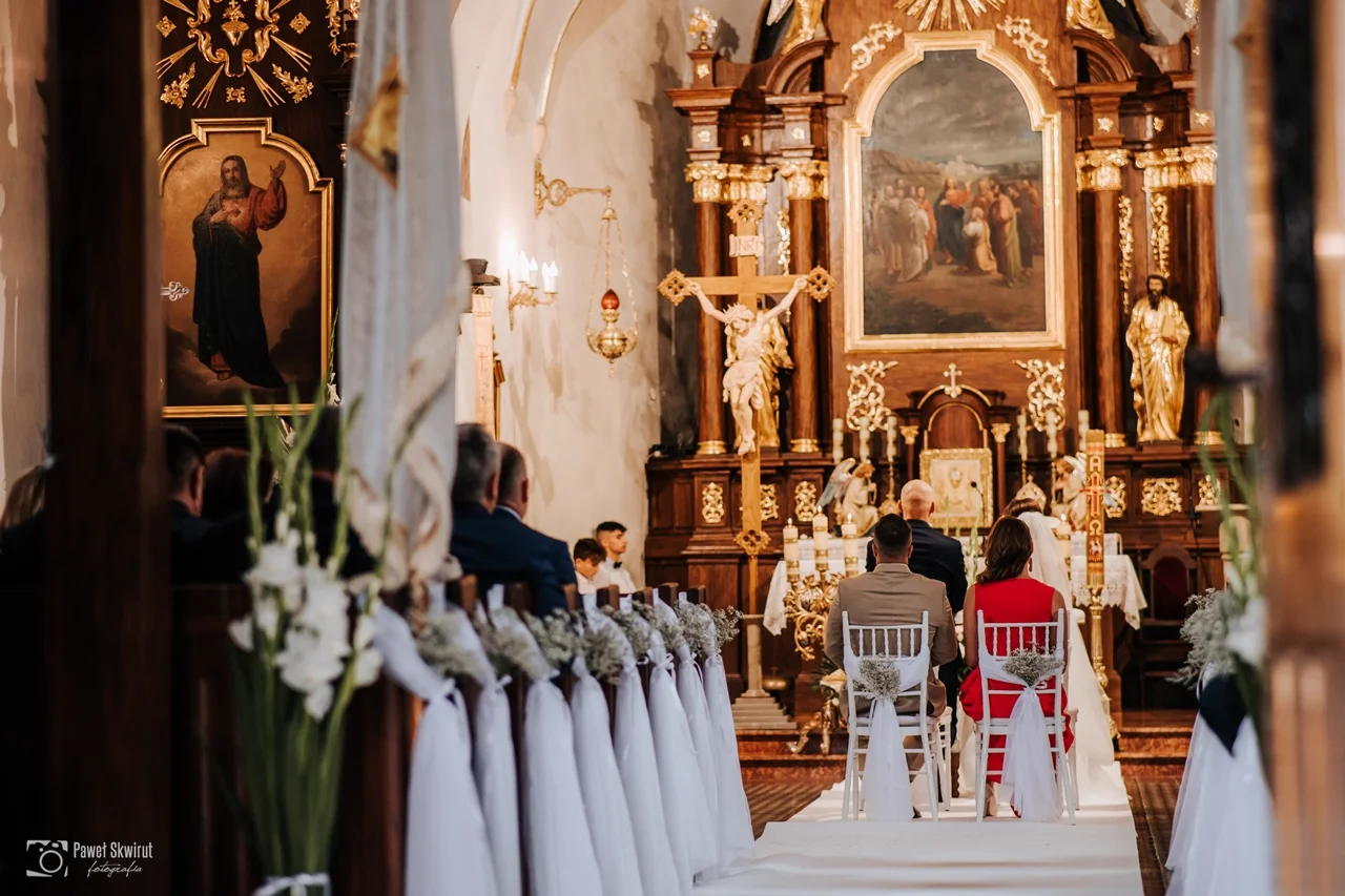 Dekoracja ławek w kościele