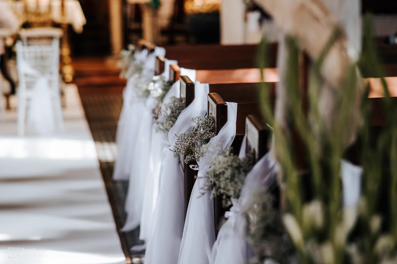 Dekoracja krzeseł gipsówka