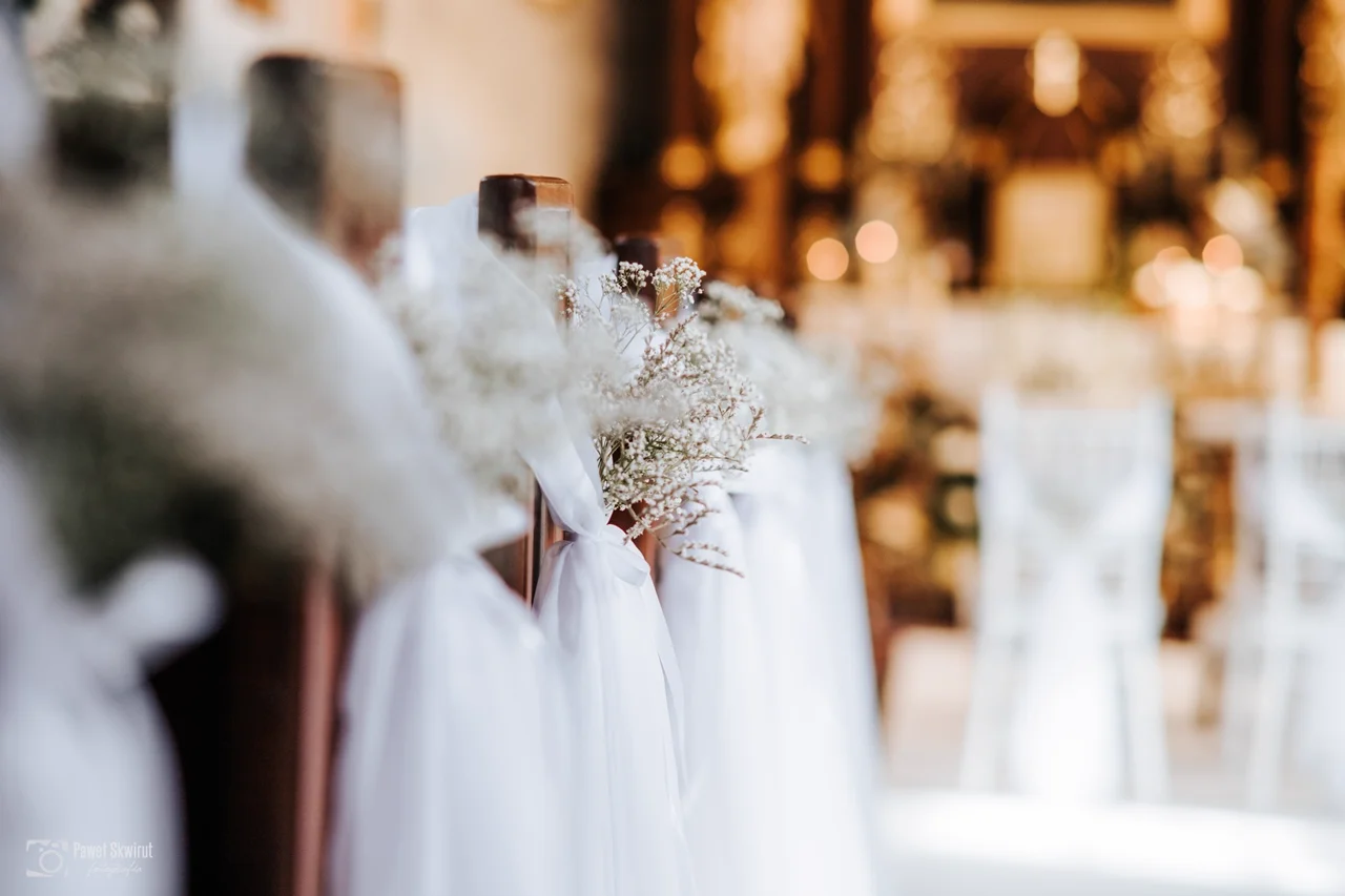 Dekoracja krzeseł gipsówka