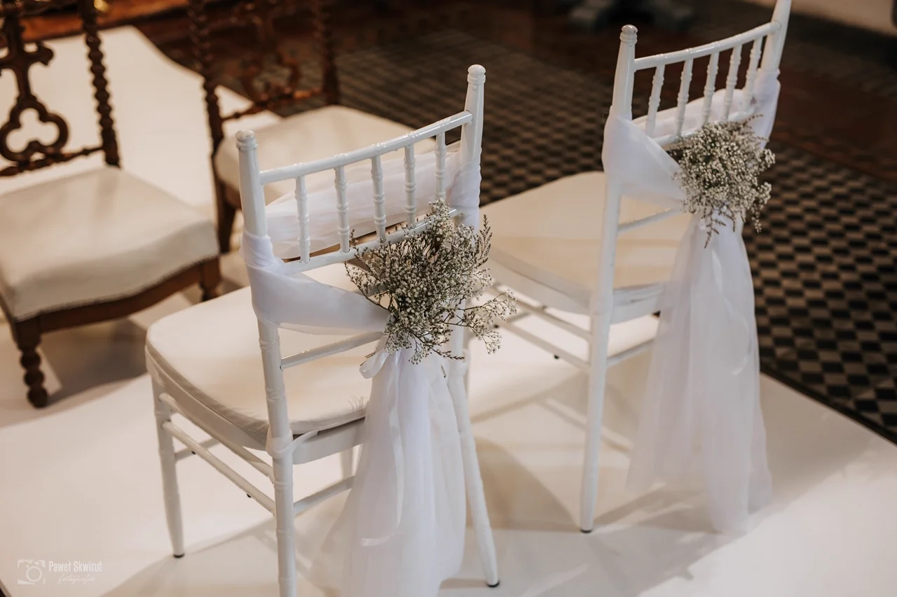 Dekoracja krzeseł gipsówka