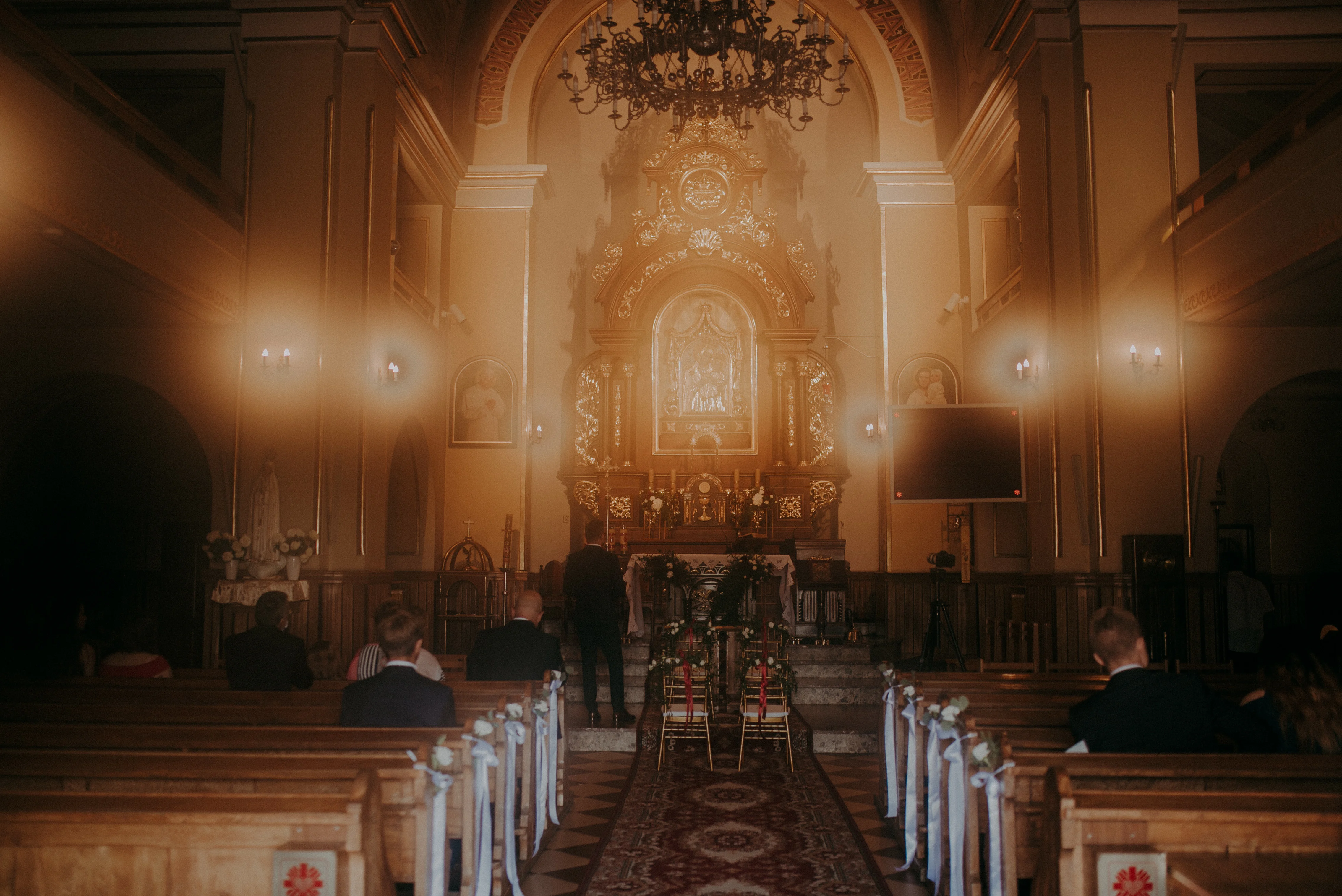 Dekoracja ławek z eukaliptusem