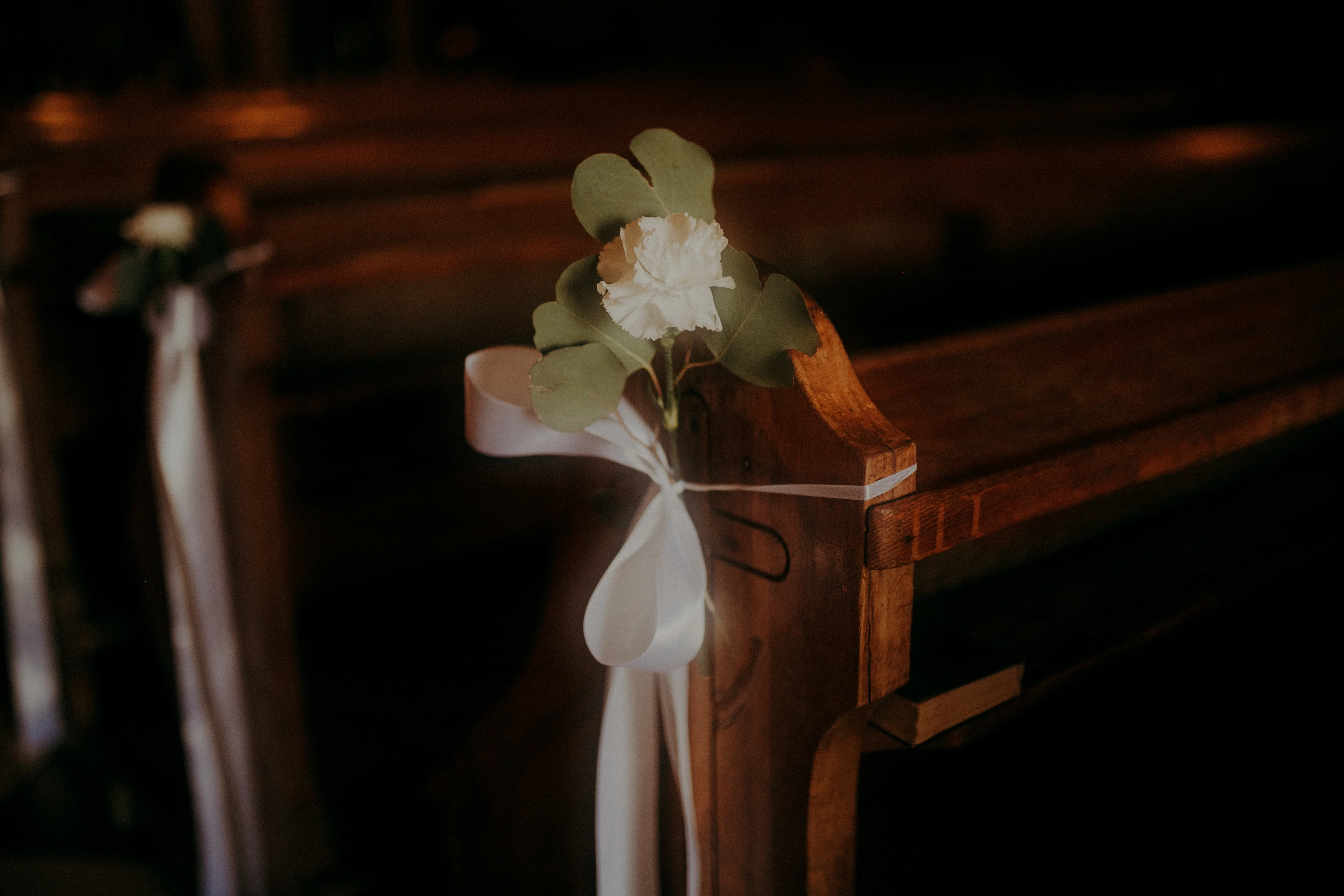 Dekoracja ławek z eukaliptusem