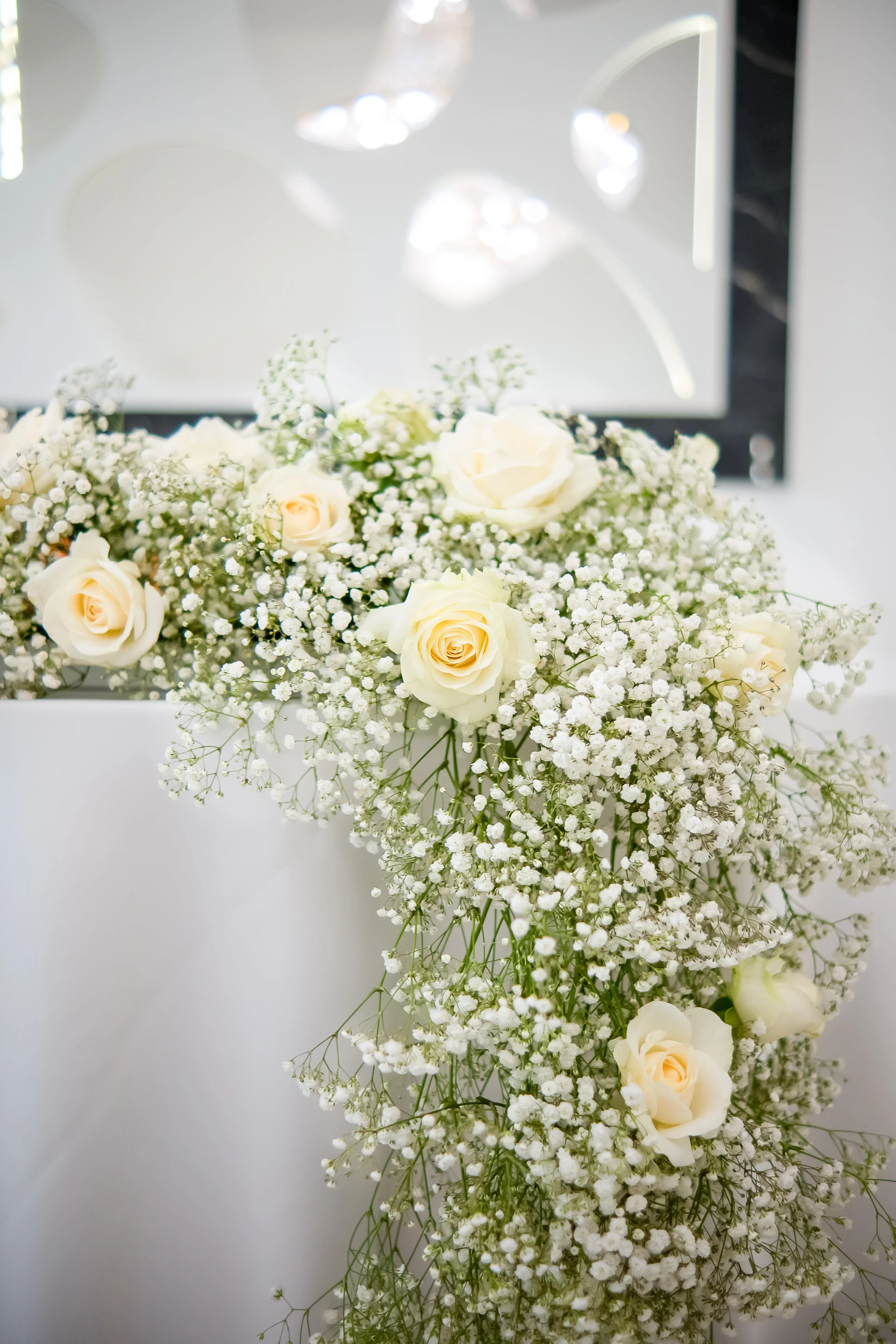 Dekoracja róże i gipsówka