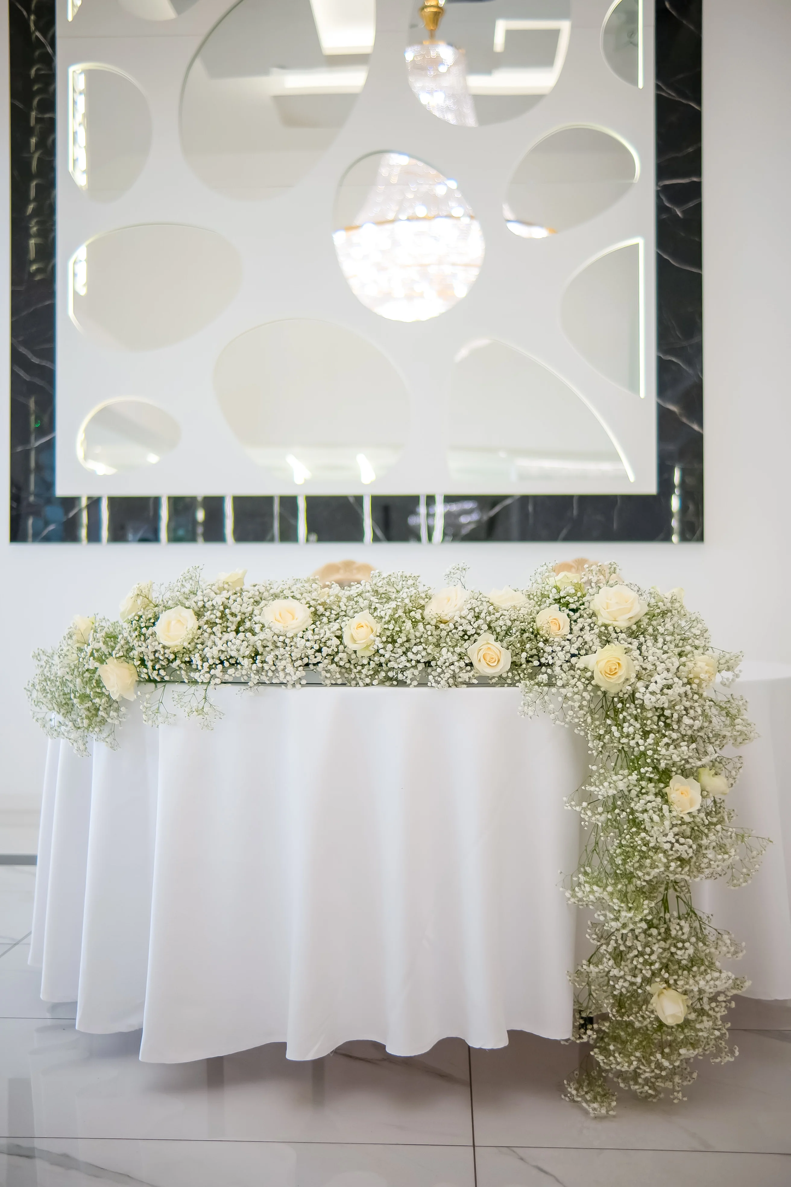 Dekoracja róże i gipsówka