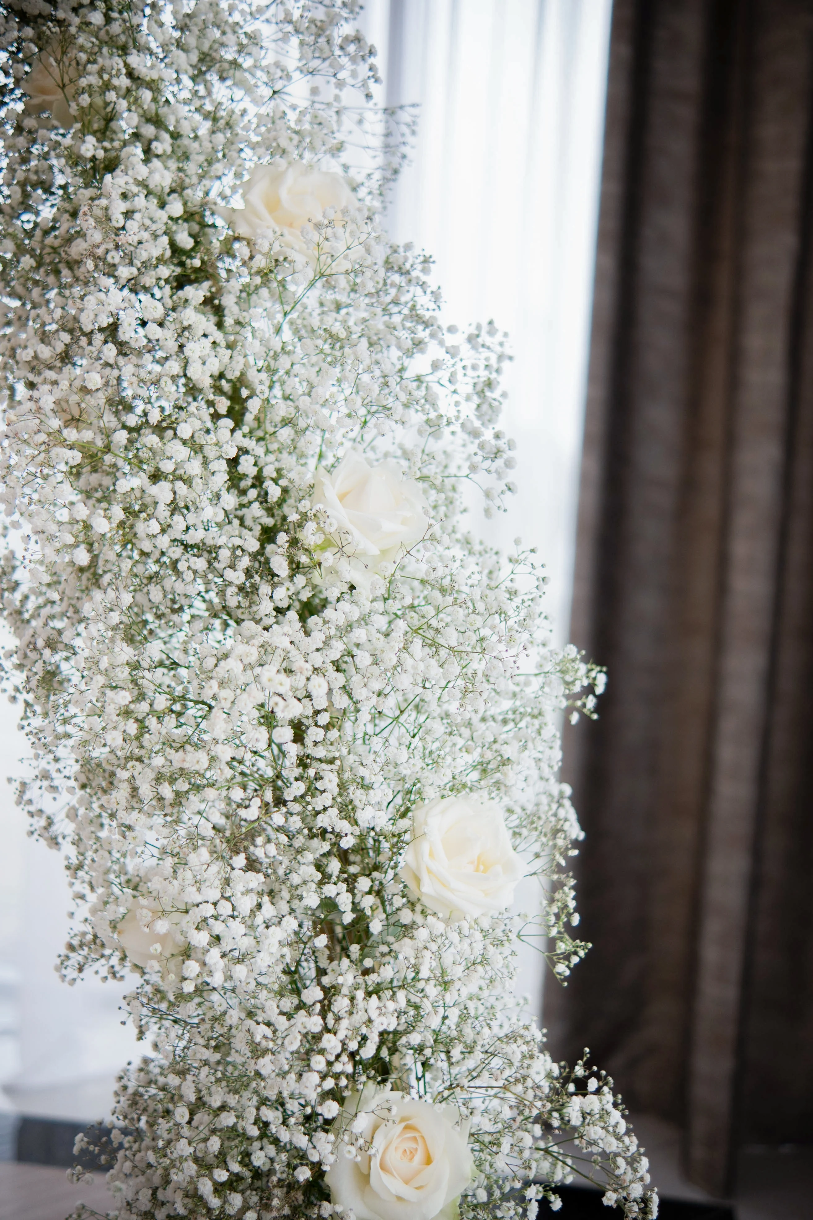 Dekoracja róże i gipsówka