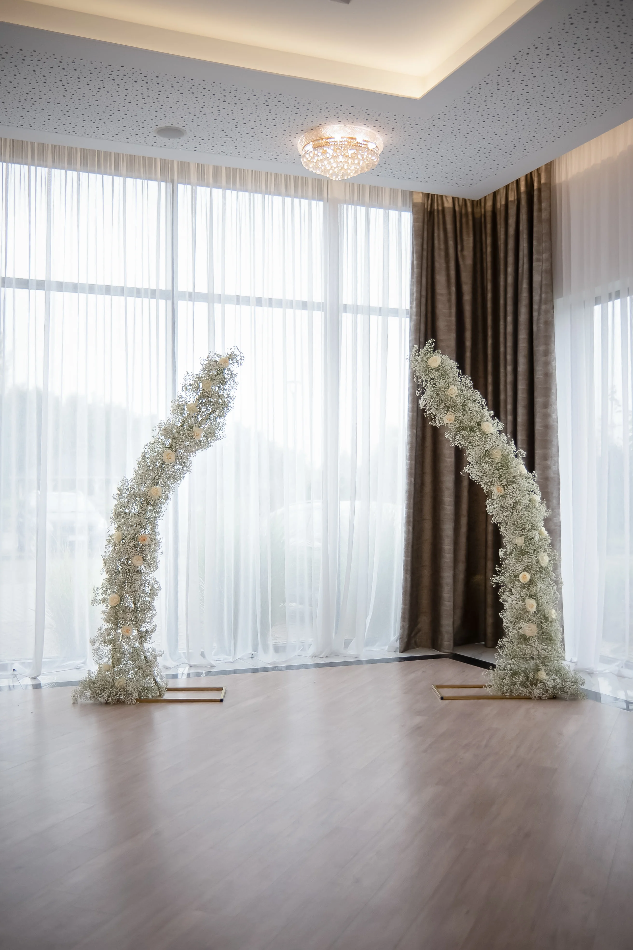 Dekoracja róże i gipsówka