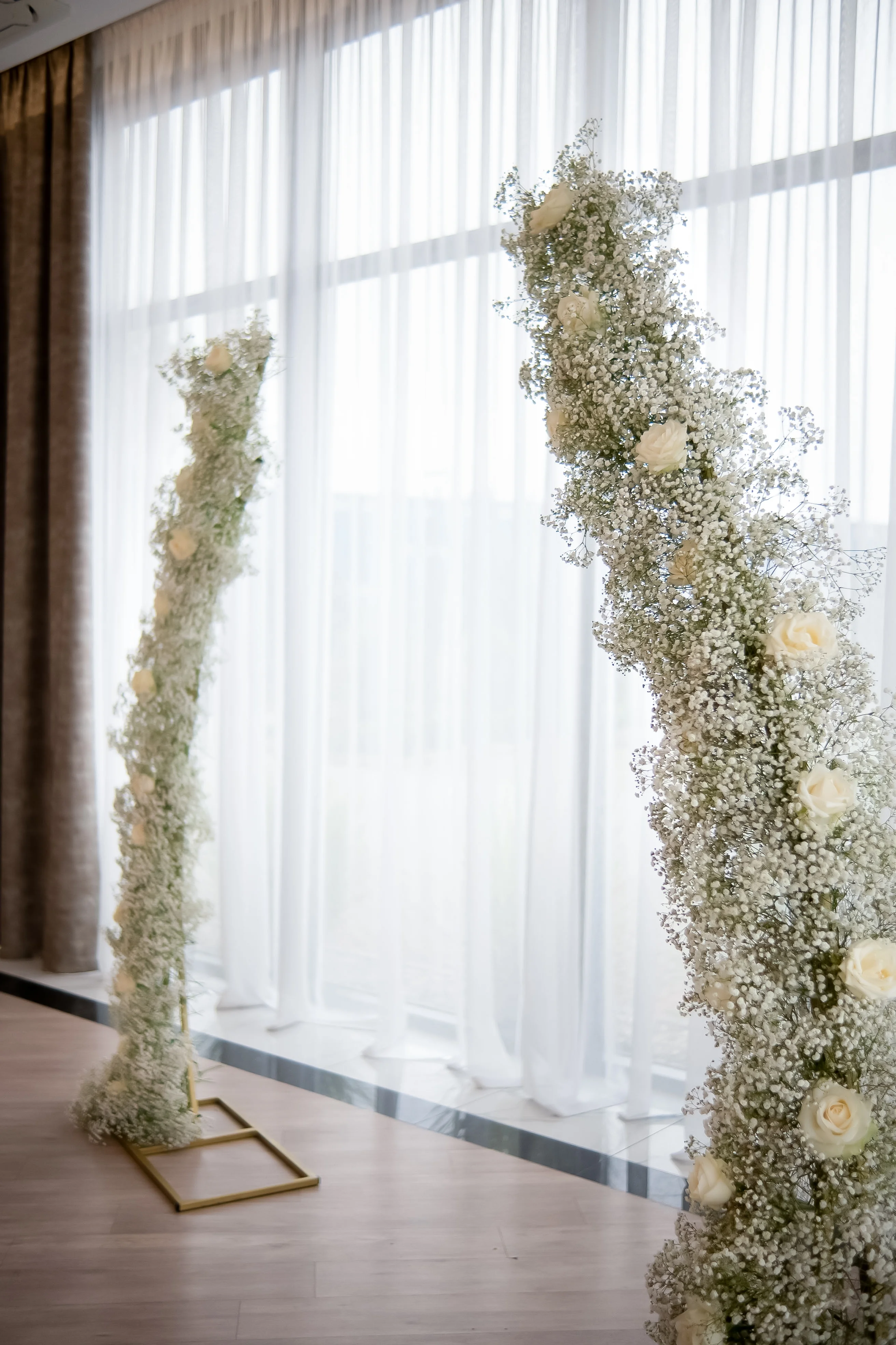 Dekoracja róże i gipsówka