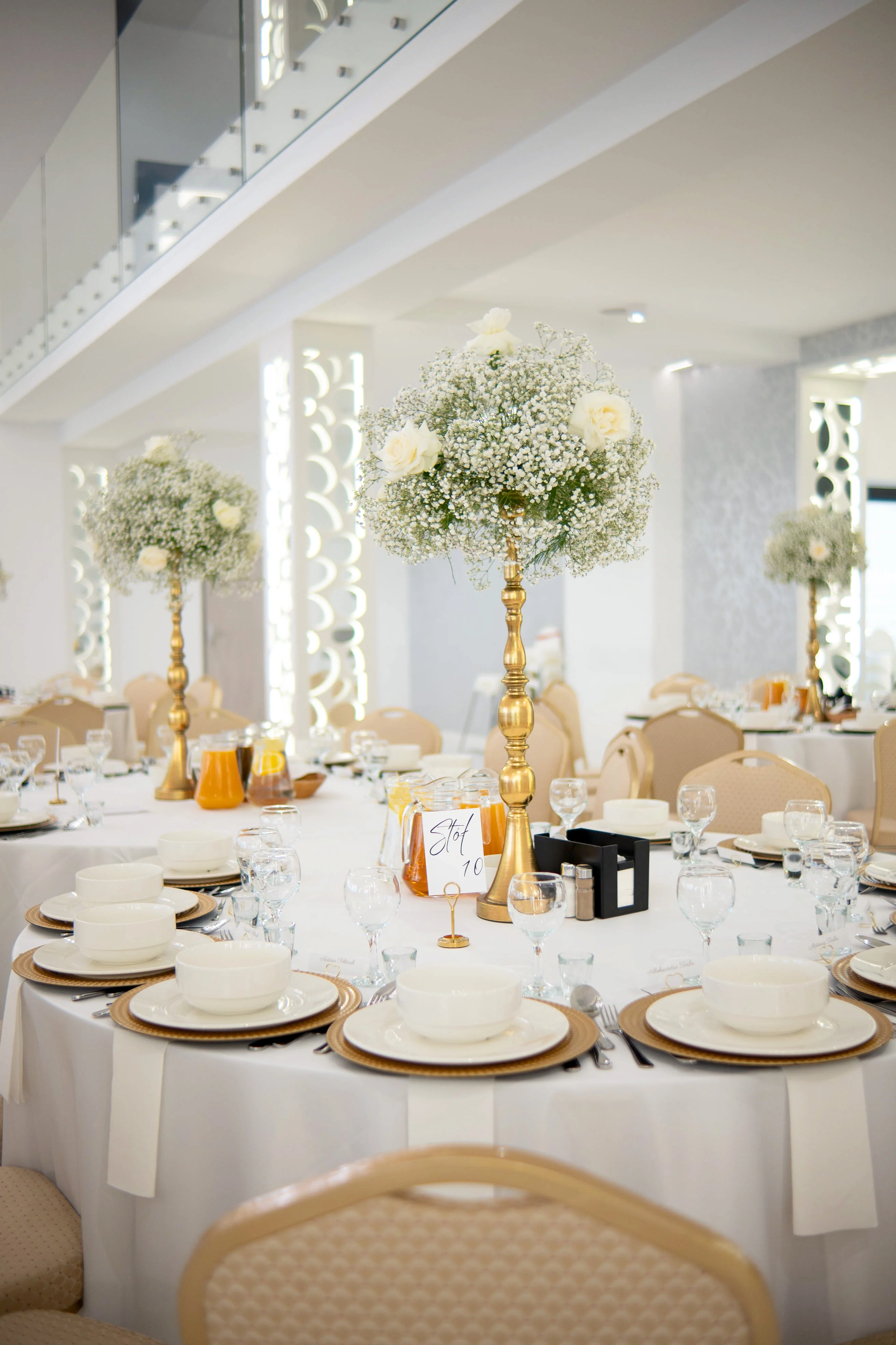 Dekoracja róże i gipsówka