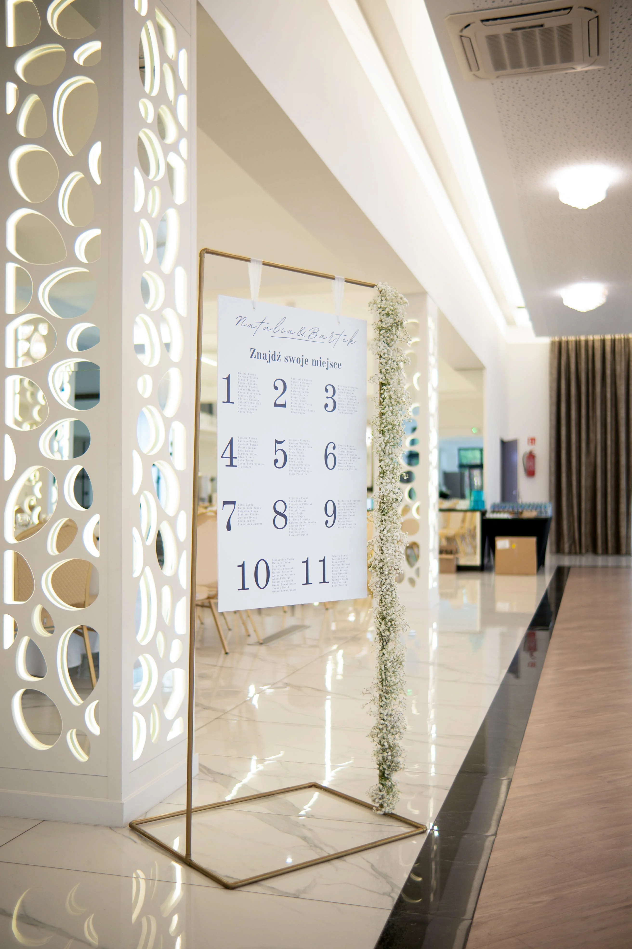 Dekoracja róże i gipsówka