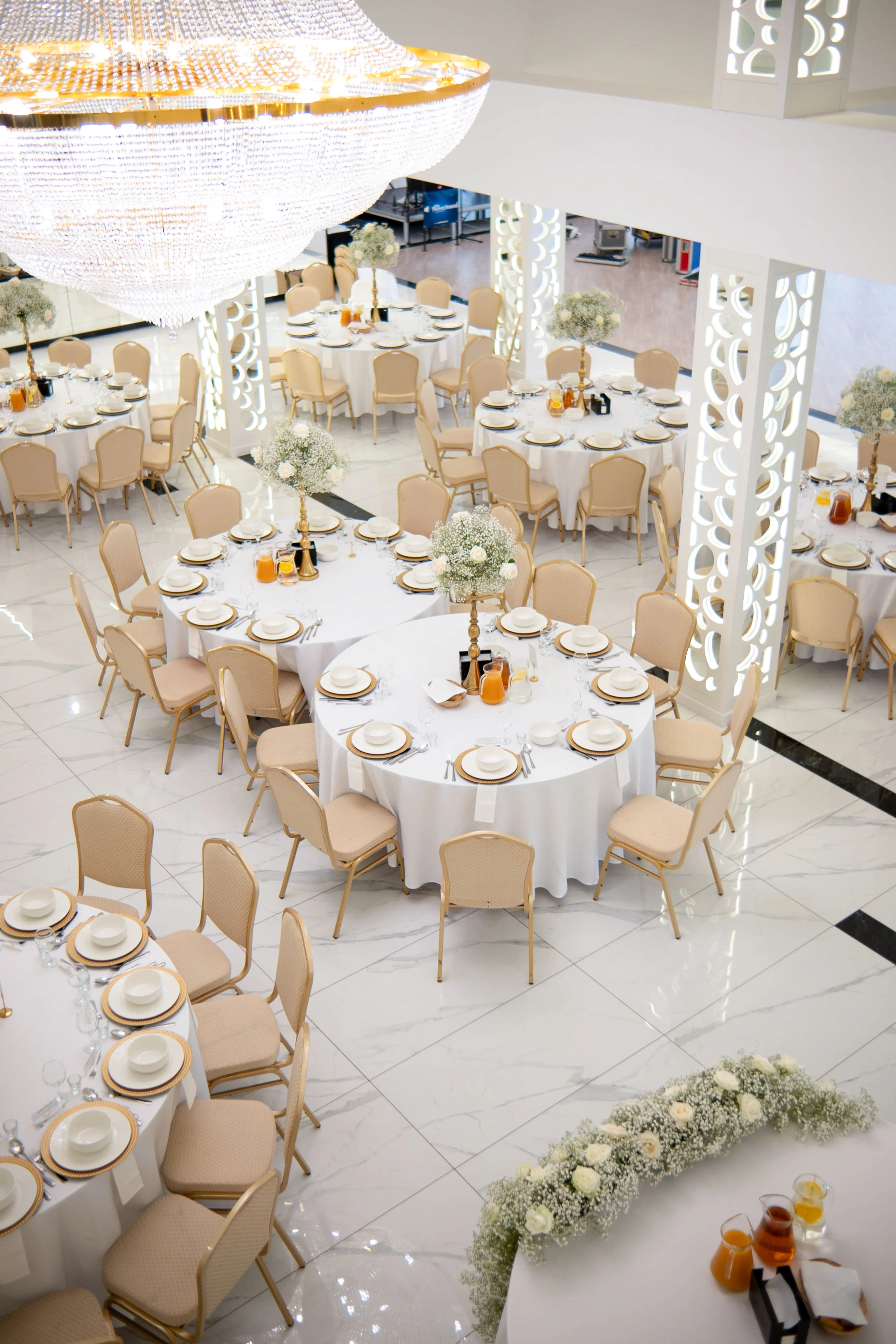 Dekoracja róże i gipsówka