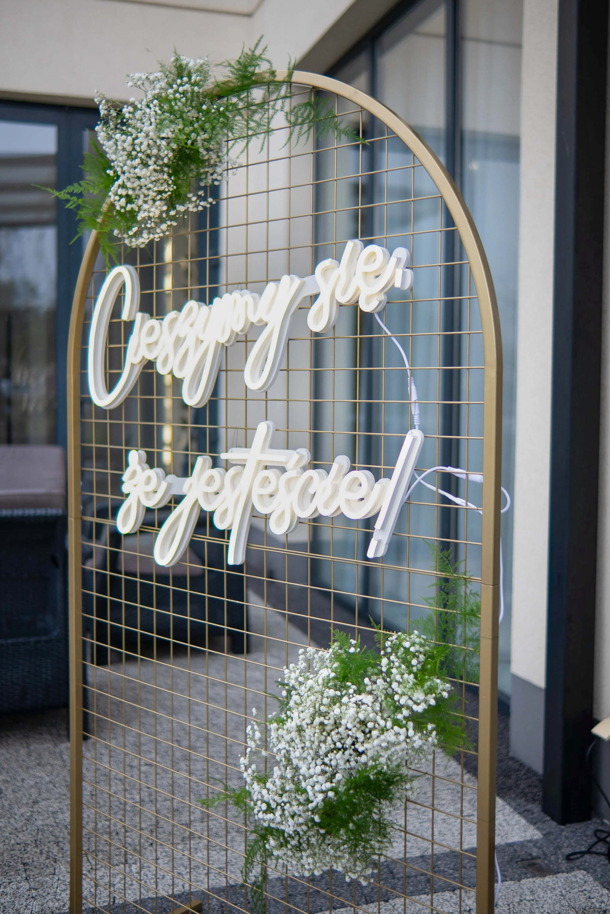 Dekoracja róże i gipsówka