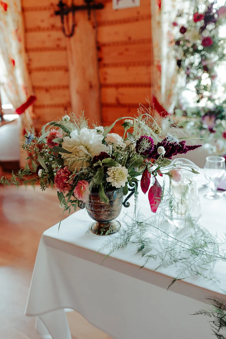 Dekoracja stołu z wazą vintage